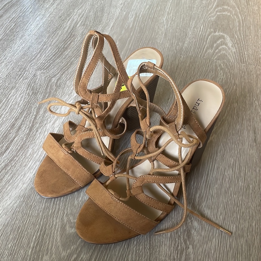 Indigord size 9 tan/camel strappy heels